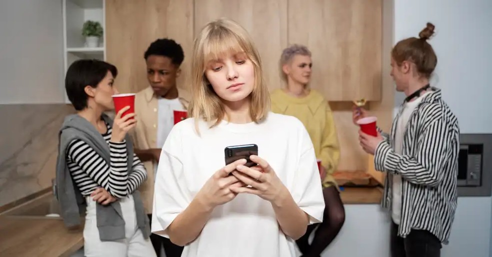 Não use o celular para fugir do convívio social — Foto: Reprodução/Freepik