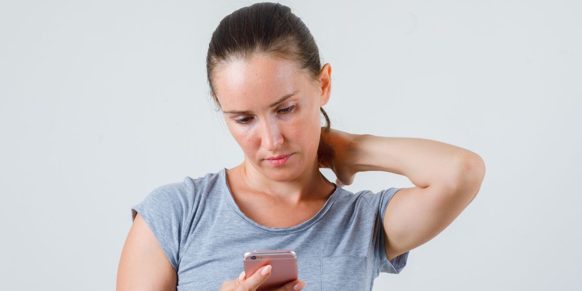 Dor no pescoço? Pode ser culpa do jeito que você usa o celular; entenda