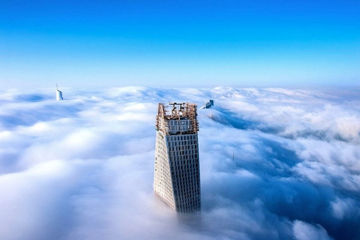 Дома над облаками. Башня Бурдж Халифа в Дубае. Дубай Сити Тауэр. Бурдж Халифа в облаках. Дубай Бурдж Халифа над облаками.