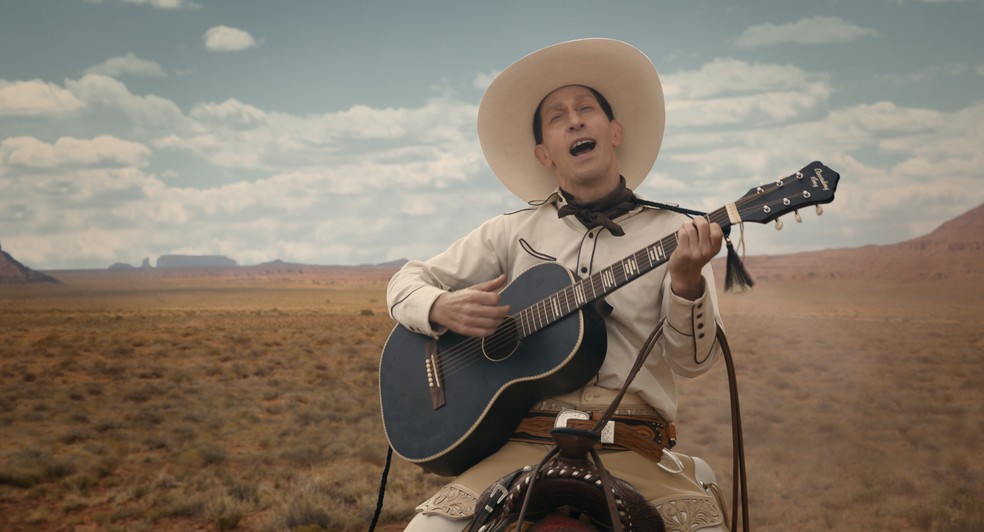 O ator Tim Blake Nelson interpreta o extrovertido cowboy Buster Scruggs, um dos personagens da antologia A Balada de Buster Scruggs — Foto: Divulgação/Netflix