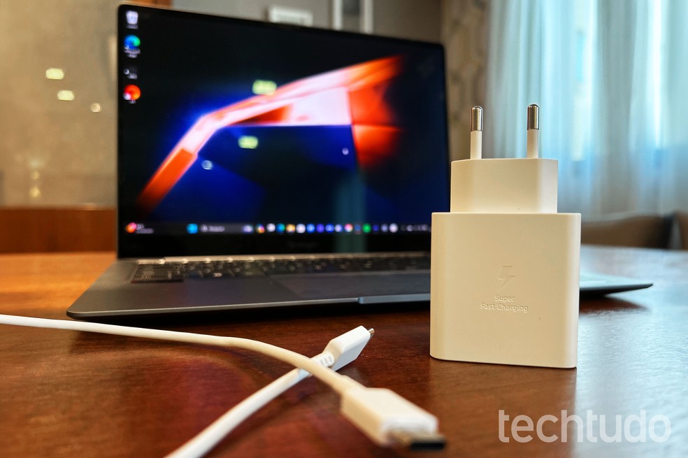 Carregador do Galaxy Book4 Pro é rápido e pode ser usado em outros dispositivos da Samsung, como celulares e tablets Galaxy — Foto: Letícia Rosa/TechTudo