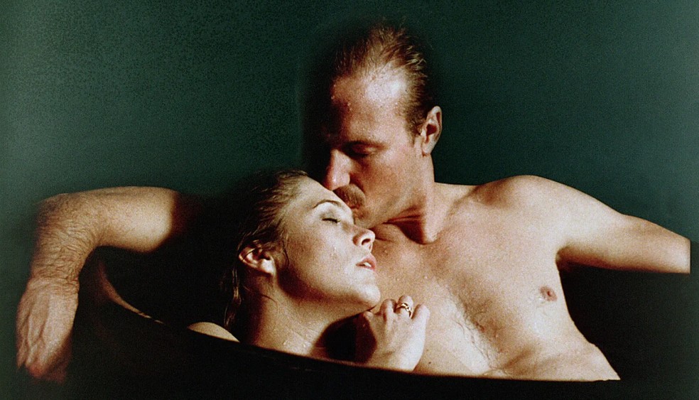 Corpos Ardentes é estrelado por William Hurt (Marcas Da Violência) e Kathleen Turner (Mamãe é de Morte) — Foto: Divulgação/MUBI