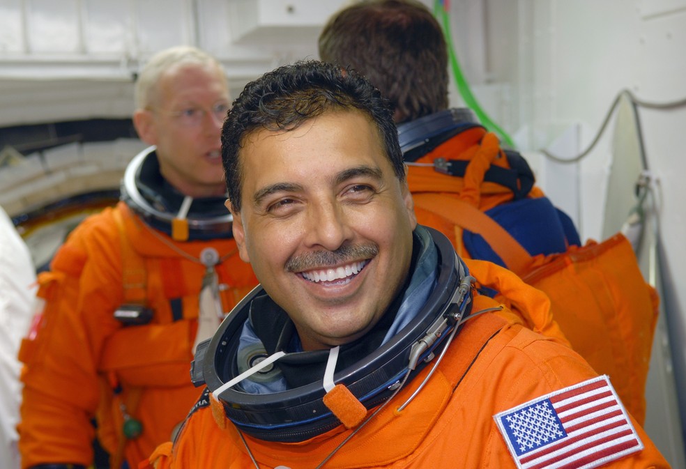José Hernández em missão espacial pela NASA. Filho de imigrantes mexicanos, o engenheiro passou quase duas décadas tentando entrar no programa espacial — Foto: Divulgação/NASA