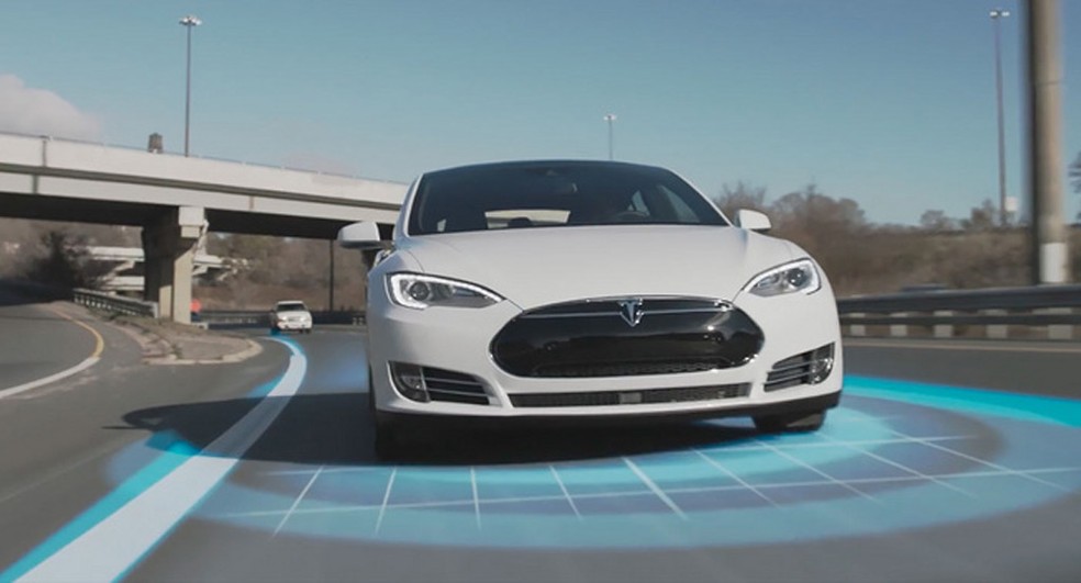 Sensor sem fio automático de carro inteligente autônomo dirigindo na  estrada ao redor do carro carro inteligente autônomo faz as varreduras nas  estradas observam a distância e o sistema de frenagem automática