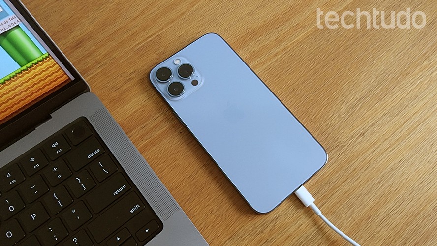 Vaza carregador Apple capaz de abastecer dois iPhones ao mesmo tempo