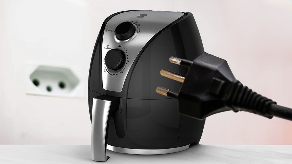 Os modelos de air fryer costumam ter altas potências e, por isso, não devem ser ligadas na extensão — Foto: TechTudo